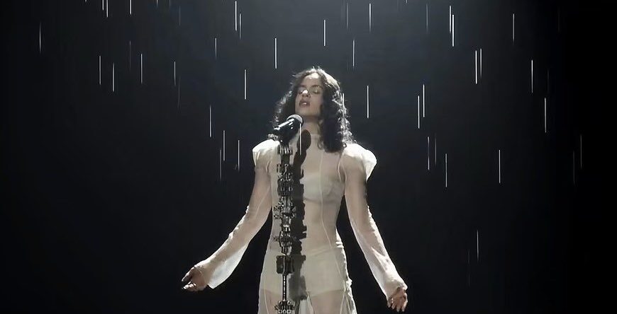 Rosalía faz performance de “Reliquia” na ponta dos pés no SNL; veja Rosalía (Foto: Reprodução/X)